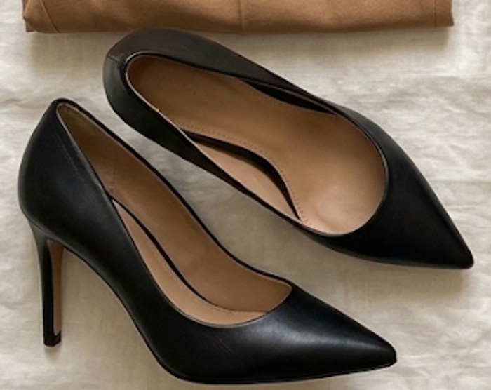Siyah deri stiletto ayakkabı